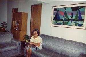 Mãe com sua cachorrinha no colo