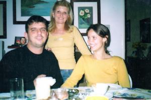 Magaly com seu filho Rafael e namorada
