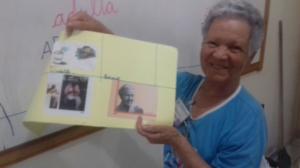 Aluna, em processo inicial de alfabetização, compartilhando sua tajetória de vida por meio de sua linha do tempo.