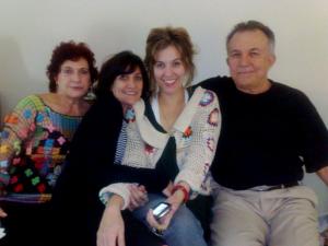 A familia Ravizza em Campinas: Mildred com as filhas Alessandra e Veridiana e o marido Lúcio.