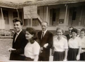 O momento da entrada com os padrinhos na Formatura no Colégio São Carlos. O padrinho foi o namorado Lúcio, com quem se casou dois anos depois. Mildred e Lúcio são os primeiros da fila.