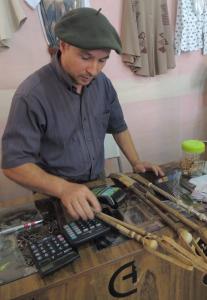 Alexandre mostrando seus produtos