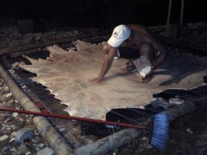 Alexandre progredindo no artesanato em couro