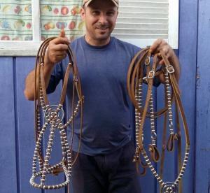 Alexandre mostrando seus produtos