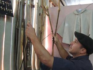 Alexandre mostrando seus produtos