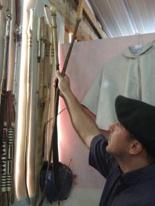 Alexandre mostrando seus produtos