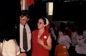 Vera Aguiar e o então deputado Iradir Pietroski na  comemoração de Natal das crianças da Febem