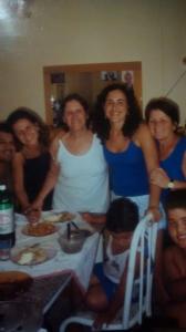 Da esquerda para a direita - o marido Luis, a prima Simone, a tia Julieta, Nara e sua mãe, Teresinha