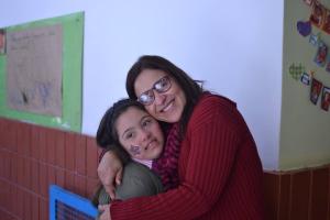 Nara junto de Camila, da qual foi primeira professora, liderandoo processo de inclusão da menina na 