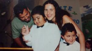 Nara com os filhos e o marido.