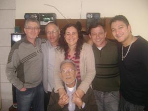 Nara e Josué (ao centro) e os irmãos, (da esquerda para a direita) Cláudio, Paulo, Sérgio e Fábio