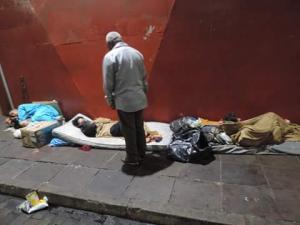 Se aproximando de moradores de rua