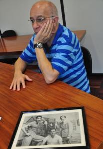 O jornalista Sérgio Reis mostra foto tirada em 1959 nos estúdios da TV Piratini