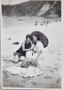 Camila e Lucia na praia, no Brasil<br>Brasil