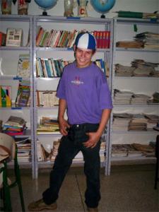 personagem: Somente eu<br>historia: Esta foto foi tirada pela minha professora Renata durante uma aula de leitura na biblioteca da escola. Todos colegas estavam presentes e me acharam engraçado, porque fiz pose.<br>