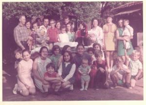 personagem: Anacleto Garcia, Divina, Candido Garcia, Lourdes, Ana, Terezinha, Vera, Marilza, Silvana, Ana Lu<br>historia: Festa de aniversário, provavelmente tirada pelo meu Tio Job (o fotógrafo da família). O ano ainda não foi confirmado.<br>