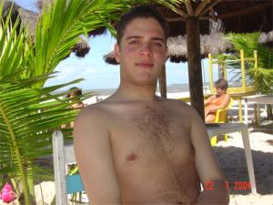 personagem: Rodrigo<br>historia: Essa foto, possui uma bela história. A história da primeira vez que fui visitar minha familía na Bahia. Foi uma viagem muito legal que fiz com um grande amigo. Nesse dia comemos muito e nos divertimos. A praia estava deserta e eu, meu amigo e meus irmão pudemos aproveitar bastante<br>