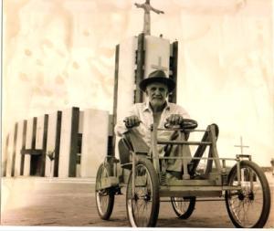 personagem: Seu Jorge, em seu carrinho.<br>historia: Esta foto foi tirada em 1986 quando um jornal local chamado 