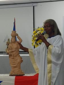 Hilda e a imagem em barro da Nossa Senhora dos Alagados