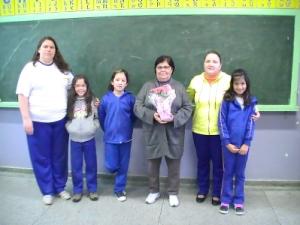 personagem: Eni, Jenifer, Gabrieli, Leticia, Edilmara e Simone<br>historia: logo após a entrevista foram entregues flores para a depoente por essas alunas e a direção da escola.<br>