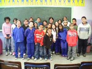 personagem: Eni e todos os alunos do 4º ano B.<br>historia: foto tirada com toda a turma e a depoente.<br>