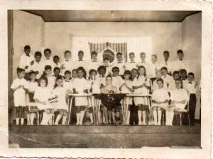 Formatura dos alunos da 4º série da Escola Sesi, em Barra Bonita, SP. Doni é a primeira do lado direito da primeira fila.