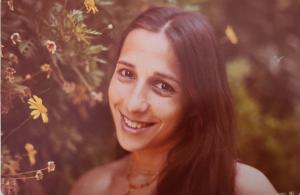 Chica posando na década de 80 quando ainda era adolescente. Conta que não achava que tinha boa aparência, mas sempre foi contestadora, nunca foi medrosa. Na imagem, está em uma das viagens da família à Barra do Una, no litoral paulistano.