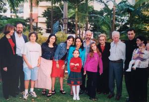 Fotografia registrada na casa de Chica, na festa de 80 anos do seu pai, o senhor Ernesto Passos Junior. Chica está no centro, as filhas e sobrinhas estão do lado esquerdo e, do lado direito, o irmão, que também estava fazendo aniversário de 50 anos, e os seus pais.
