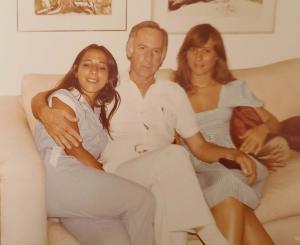 Chica em sua casa, nessa fotografia que gosta muito com o sr. Ernesto, seu amado pai e Rita, sua irmã.