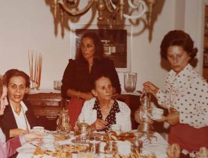 Um jantar feito na casa de Chica para a sua avó (ao centro), de quem herdou em homenagem também o nome: Maria Francisca. Era o aniversário da Sra. Maria Eneide, sua mãe, e na foto também está sua ex-sogra.