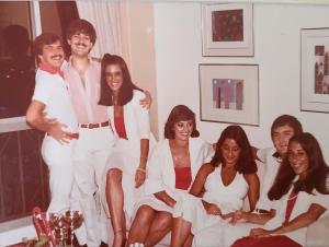 Em um pré-réveillon em sua casa com o Cláudio, seu ex-marido e alguns grandes amigos. Chica comenta que é bastante festeira e gosta que todos sejam bem recebidos na sua casa.