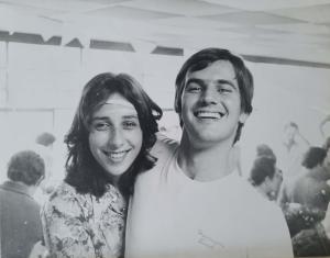 Foto tirada nas dependências da Faculdade Getúlio Vargas, onde Chica estudou, em uma bagunça que os alunos faziam nos últimos dias de aula daquele período, com o namorado na época, que mais tarde se tornou esposo, Cláudio.