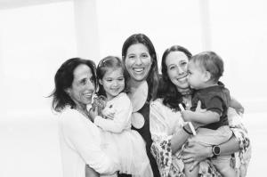 As duas filhas reunidas com Chica. Claudia atrás e Isabel com o sobrinho no colo. Ela comenta que gosta dessa foto porque era uma época em que o cabelo não estava completamente branco.