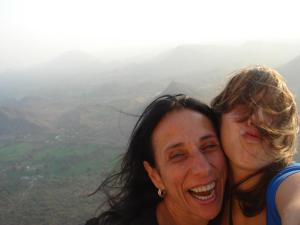 Chica com a filha caçula Isabel em viagem à Índia. Ela diz que aqui ainda era território da Índia porque depois ela ainda foi para o Nepal com a filha.