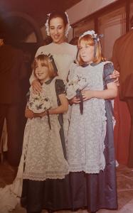 Primas como damas de honra no casamento de Chica.