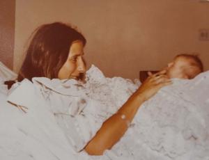 Nascimento da filha mais velha, Cláudia. Foto na maternidade logo que a menina nasceu.