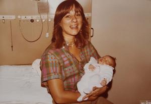 Rita, irmã de Chica é madrinha da Cláudia, sua filha mais velha. Na imagem ela está com a menina no colo na maternidade, quando ela nasceu.