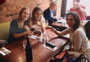 Encontro com a afilhada e a filha Isabel em um restaurante na capital inglesa.