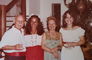 Ela lembra que esse cabelo encrespado artificialmente mostra a moda do período. Nesta foto, estavam todos fantasiados de cigano para o réveillon. Primeiramente, Horácio, seu padrinho, Chica, Dona Cenira e Rita, sua irmã.