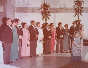 A família toda no altar da igreja para o casamento de Chica. A avó, Dona Francisca, a mãe, D. Eneide, o primo e os tios que já faleceram.