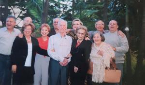 Na festa de 80 anos do Sr. Ernesto, pai de Chica, ao centro. Ao lado dele, sua mãe, a Sra. Maria Eneide. Atrás deles, estão os sobrinhos dele, que são primos de Chica.