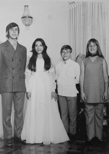 Na festa de 15 anos, Chica posa com os irmãos. Só tá faltando o irmão caçula que estava com 8 anos nessa época.