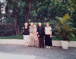 Mãe e pai de Chica e alguns irmãos do pai. Ao centro está a tia Cenira. Do lado direito, tia Cecília, que ajudou a criar o Sr. Ernesto, que era o caçula de 10 filhos.