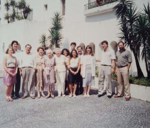 Família do pai, Sr. Ernesto reunida. A mãe, o pai, Chica, seus irmãos, seu ex-marido, algumas primas, tia Marília e seu cunhado. Era aniversário de tia Cenira, a senhora de vestido.
