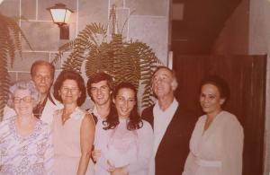 Chica em seu noivado com Cláudio. À esquerda, a avó do rapaz. Em seguida, o pai e a mãe dele, o casal, e os pais dela, Sr, Ernesto e Sra. Maria Eneide.