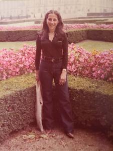 Chica em sua lua de mel com Cláudio,. Eles estavam em um dos jardins tipicamente europeus.