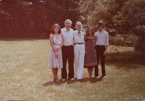 Essa era a família que recebeu Chica quando ela fez intercâmbio para os Estados Unidos. Esses são seus pais e os seus irmãos de moradia