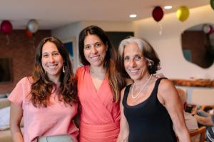 Isabel, caçula, Claudia e Chica no batizado de um dos filhos da sua filha mais velha.