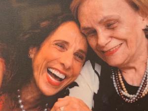 Chica em sua casa com a sua mãe, Sra. Eneide, em uma época em que a matriarca já não estava muito bem.