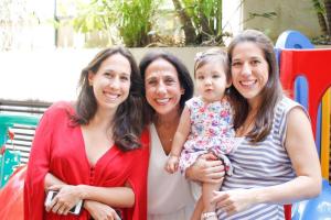 A filha Isabel, Chica e a netinha no colo da mãe, Claudia. Era o aniversário de 1 ano da menina que aconteceu na casa da avó.